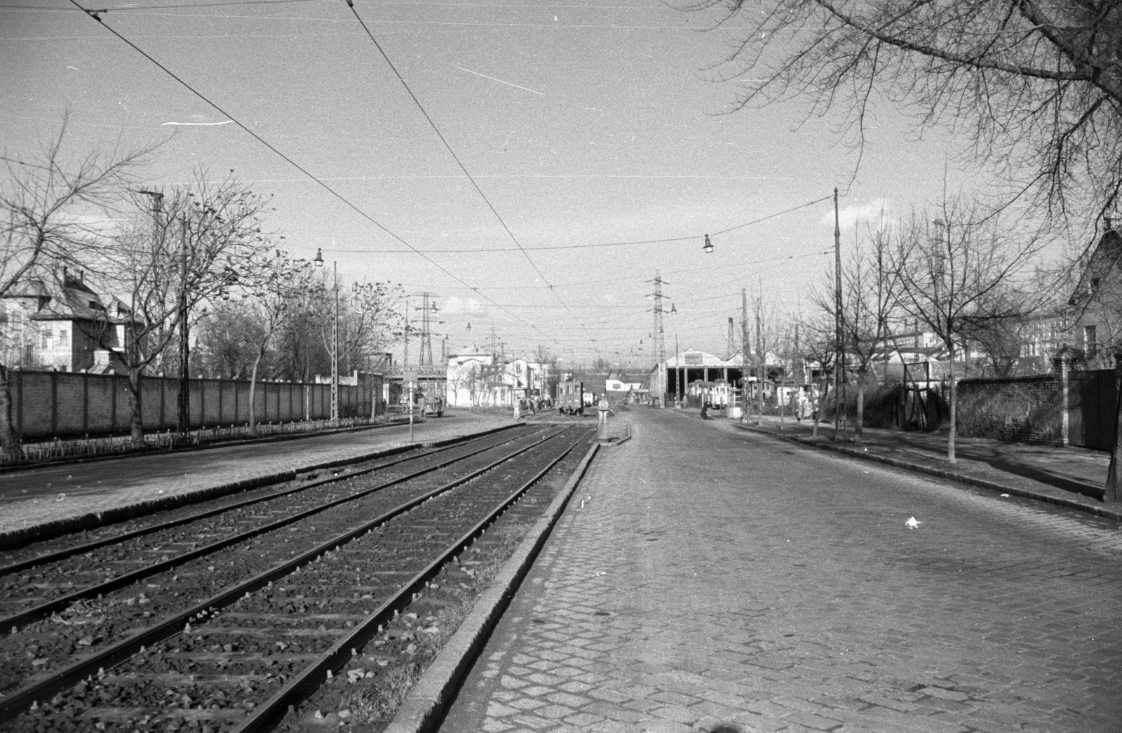 Hungary, Budapest XIII., Váci út a Gács utca felől az Újpest kocsiszín felé nézve, a háttérben balra az Újpesti vasúti híd hídfője., 1960, UVATERV, Budapest, Fortepan #80069