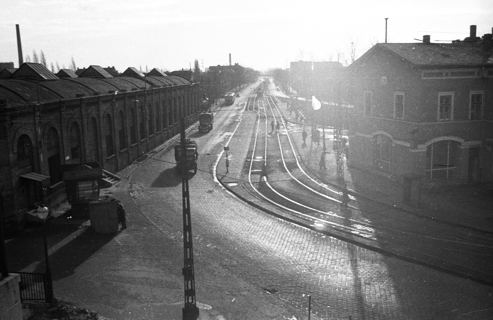 Hungary, Budapest XIII.,Budapest IV., Váci út az Újpesti vasúti hídról nézve. Balra az Újpest kocsiszín, jobbra a Bagolyvár (az újpesti lóvasút első indóháza)., 1960, UVATERV, Budapest, rails, Fortepan #80070