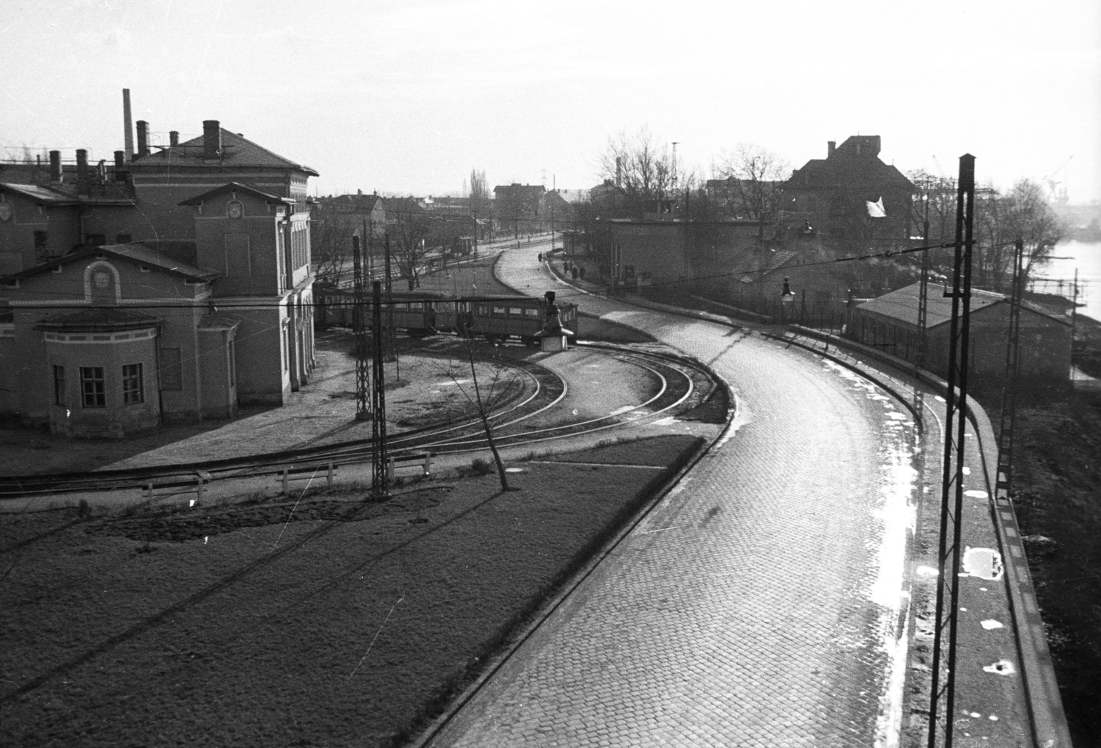 Hungary, Budapest XIII.,Budapest IV., Váci út az Újpesti vasúti hídról nézve. Balra a Bagolyvár (az újpesti lóvasút első indóháza), jobbra az Újpesti-öböl., 1960, UVATERV, Budapest, tram, Fortepan #80071