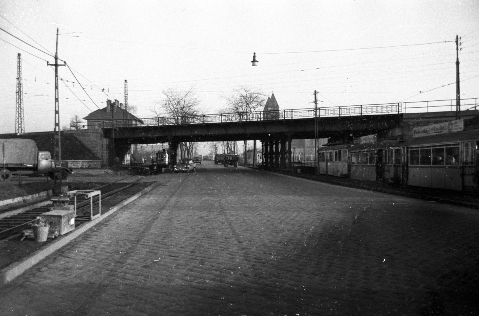 Hungary, Budapest IX., vasúti felüljáró az Üllői út felett, háttérben a Szent Kereszt templom tornyai., 1960, UVATERV, commercial vehicle, tram, Budapest, Fortepan #80076