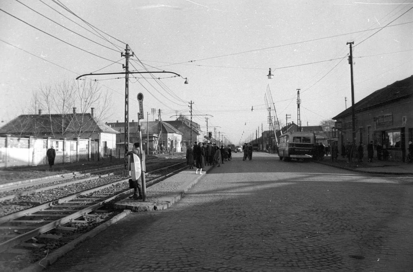 Hungary, Budapest XIX., Üllői út (Vörös Hadsereg útja) a Vasút utca torkolatától a Budapest-Lajosmizse vasútvonal átjárója felé nézve., 1960, UVATERV, bus, Budapest, Fortepan #80081