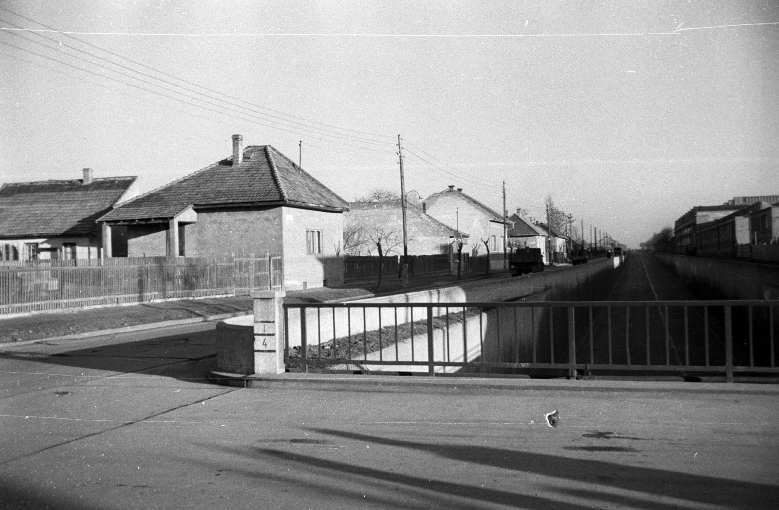 Hungary, Budapest XVIII., Gyömrői út / Ferihegyi repülőtérre vezető út a Felsőcsatári út kereszteződésénél, jobbra a Lőrinci Fonó., 1960, UVATERV, Budapest, Fortepan #80083