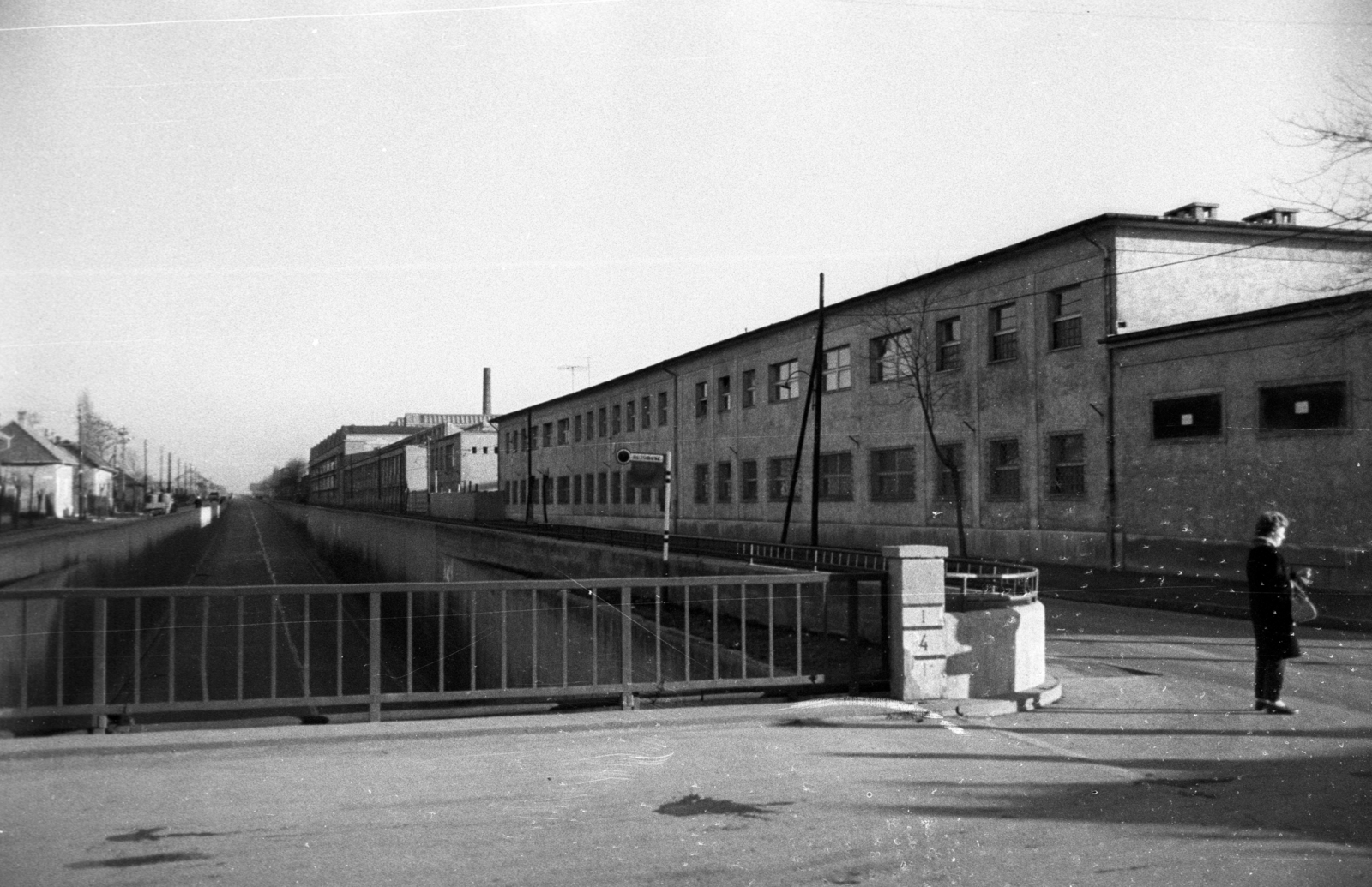 Hungary, Budapest XVIII., Gyömrői út / Ferihegyi repülőtérre vezető út a Felsőcsatári út kereszteződésénél, jobbra a Lőrinci Fonó., 1960, UVATERV, Budapest, Fortepan #80084