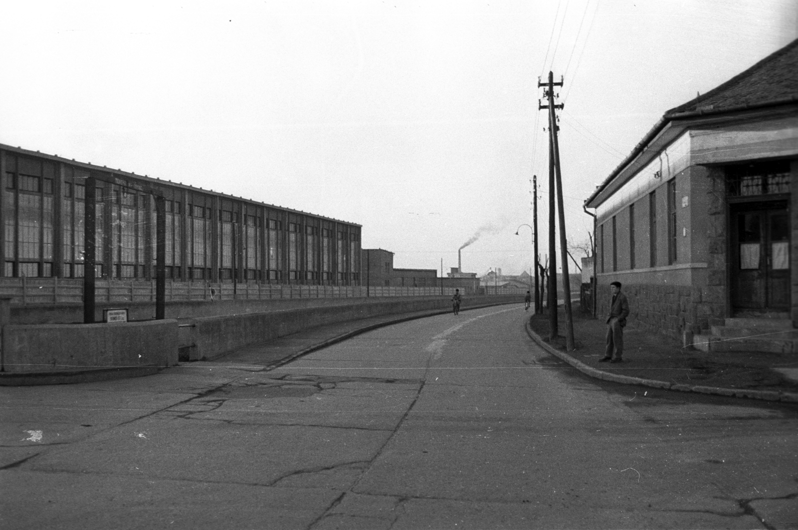 Hungary, Budapest XVIII., Gyömrői út / Ferihegyi repülőtérre vezető út a Felsőcsatári út kereszteződésénél. Balra a Budapesti Kőolajipari Gépgyár telepe., 1960, UVATERV, Budapest, Fortepan #80086
