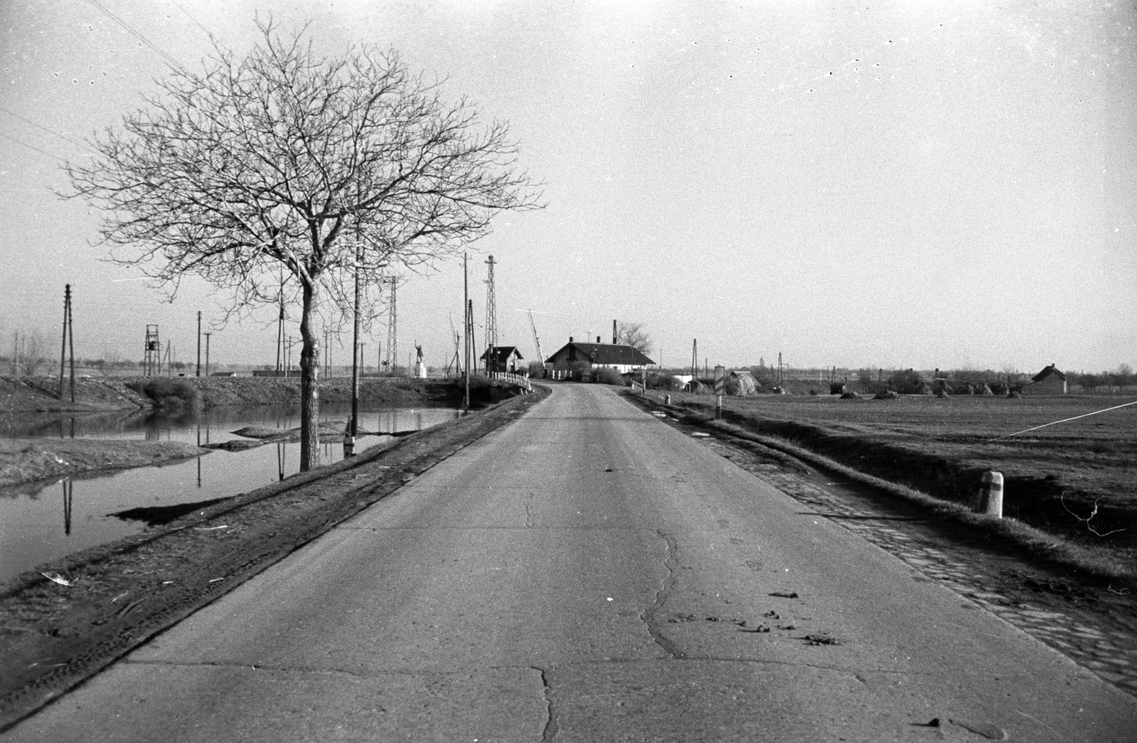 Magyarország, Budapest XVIII.,Vecsés, Üllői út (Vörös Hadsereg útja) a Budapest-Szolnok vasútvonalnál. Az átjárón túl, már Vecsés területén Steinmetz kapitány szobra., 1960, UVATERV, Budapest, Fortepan #80089