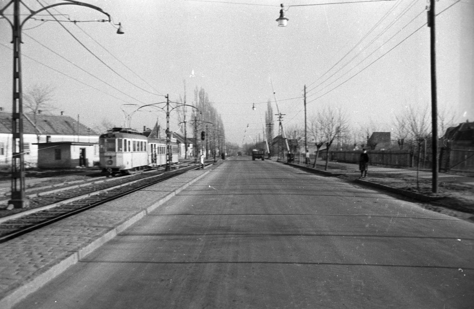 Hungary, Budapest XVIII., Üllői út (Vörös Hadsereg útja), szemben a Nagy Burma-vasút (Iparvasút) átjárója, mögötte balra a Pozsony utca torkolata., 1960, UVATERV, street view, tram, Budapest, Fortepan #80090