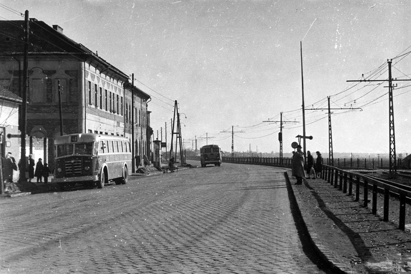 Hungary, Budapest XX., Helsinki (Dózsa György) út a Csepeli átjáró felől a Nagysándor József utca felé nézve., 1960, UVATERV, bus, street view, ad pillar, bus stop, cobblestones, Budapest, Fortepan #80092