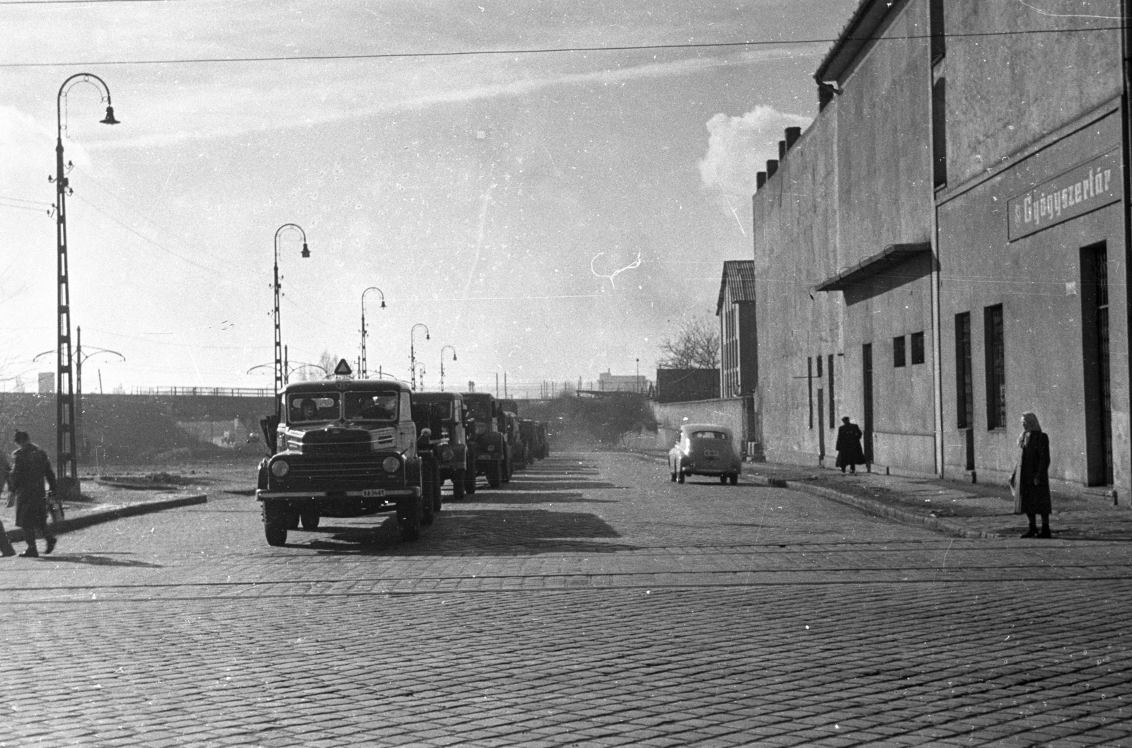 Hungary, Budapest IX., Soroksári út a Kvassay Jenő út felé nézve. Háttérben a vasúti felüljárók után jobbra a Hajóállomás utca torkolata., 1960, UVATERV, Hungarian brand, commercial vehicle, street view, Csepel-brand, pharmacy, automobile, Csepel D450, Budapest, Fortepan #80099