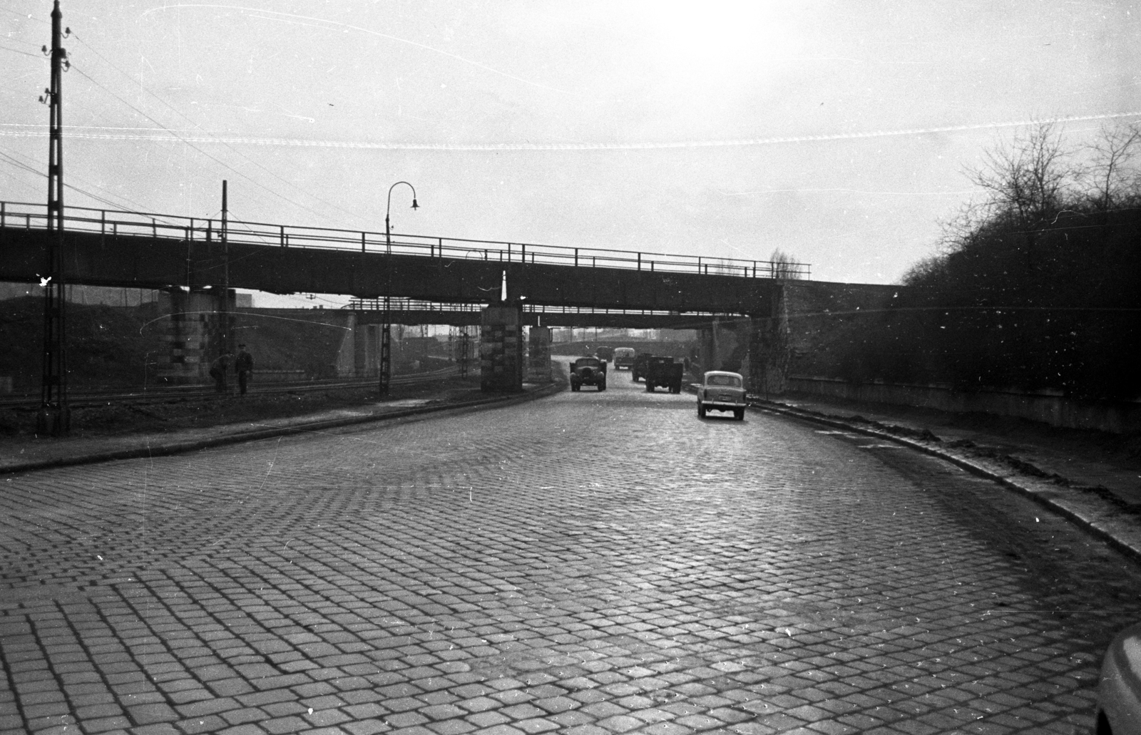 Magyarország, Budapest IX., Kvassay Jenő út, a vasúti felüljárók után jobbra a Hajóállomás utca torkolata., 1960, UVATERV, Budapest, forgalom, Fortepan #80103