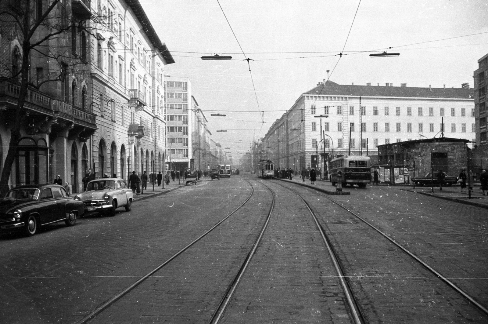 Magyarország, Budapest VIII.,Budapest IX., Üllői út az Iparművészeti Múzeumtól nézve, szemben a Nagykörút kereszteződése, jobbra a Kilián laktanya., 1960, UVATERV, autóbusz, járókelő, utcakép, életkép, villamos, telefonfülke, csibilámpa, kézikocsi, villamosmegálló, Moszkvics 407, Wartburg 311/312, Budapest, Fortepan #80107