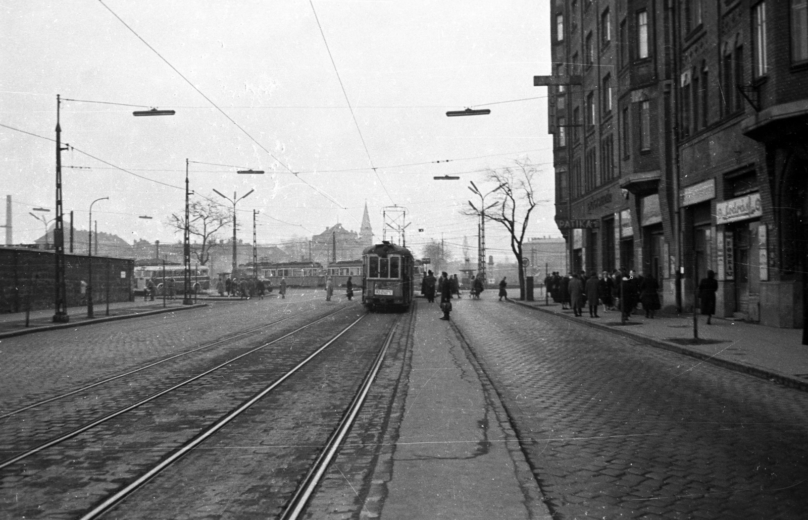 Magyarország, Budapest VIII.,Budapest IX., Üllői út a Nagyvárad térnél, jobbra a Haller (Hámán Kató) utca sarok, a háttérben a Nagyvárad téri református templom., 1960, UVATERV, autóbusz, villamos, Budapest, autóbuszállomás, Fortepan #80108