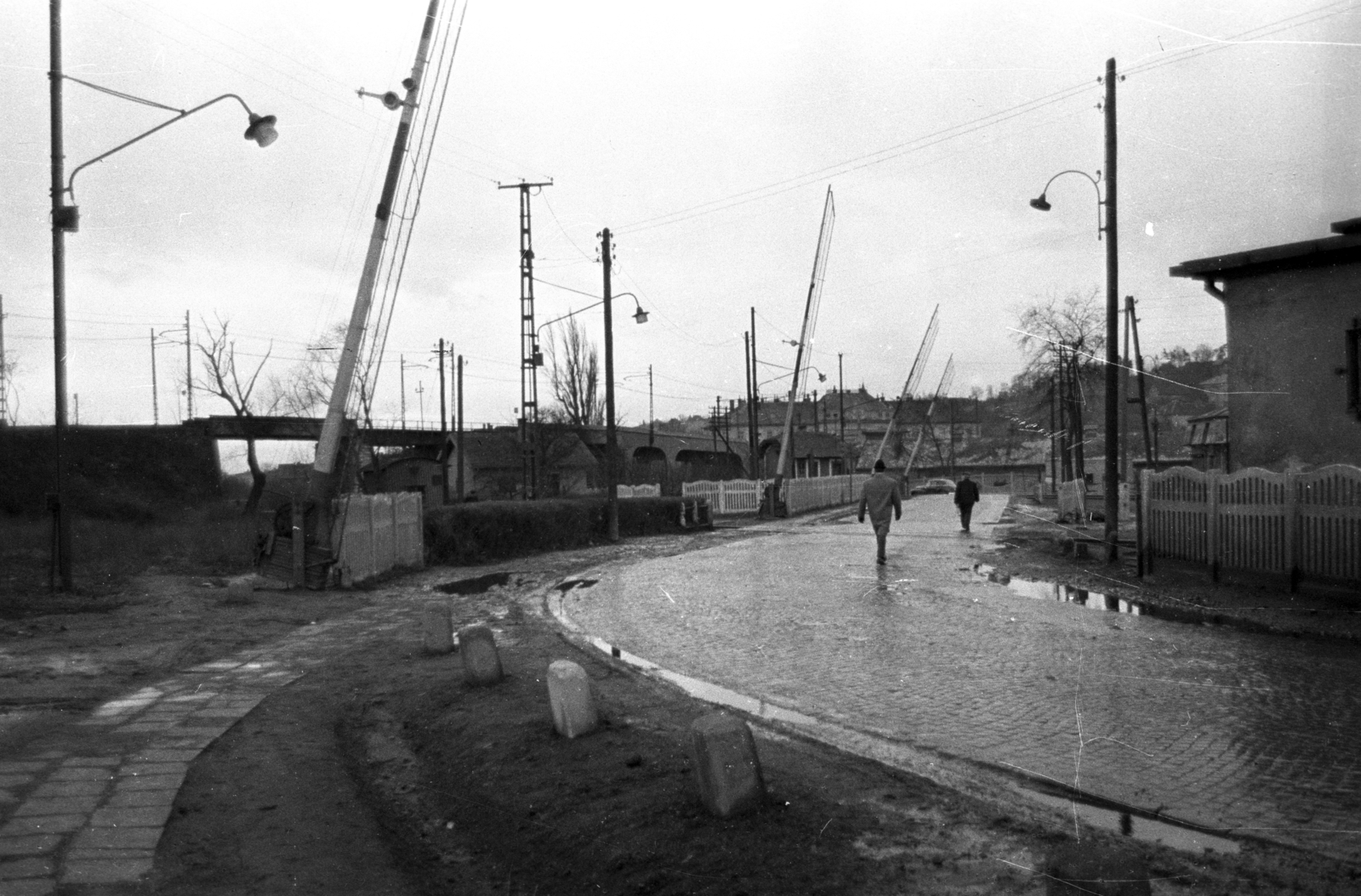 Magyarország, Budapest XI., vasúti átjáró a Fehérvári (Szabadság) úttól a Kővirág sor / Leányka utca felé. Háttérben a HÉV felüljárója., 1960, UVATERV, vasúti átkelő, Budapest, Fortepan #80110