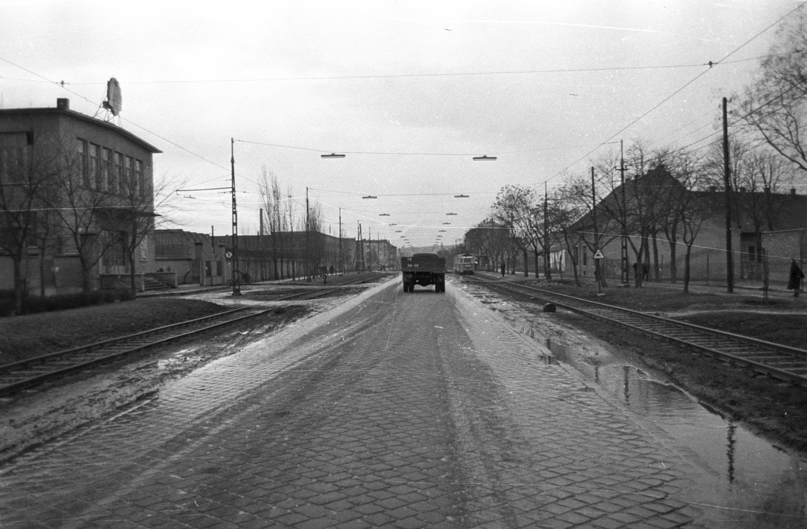 Hungary, Budapest XI., Fehérvári út, balra a 120. szám a Kábelgyár, távolabb a Vasipari Kutatóintézet., 1960, UVATERV, Budapest, Fortepan #80120