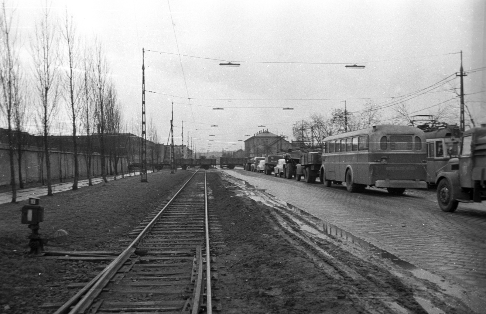 Hungary, Budapest XI., Fehérvári út, szemben az iparvágánynál balra a Galvani utca, jobbra az Andor utca., 1960, UVATERV, railway, bus, Hungarian brand, commercial vehicle, street view, Ikarus-brand, tram, automobile, rails, Budapest, Fortepan #80121