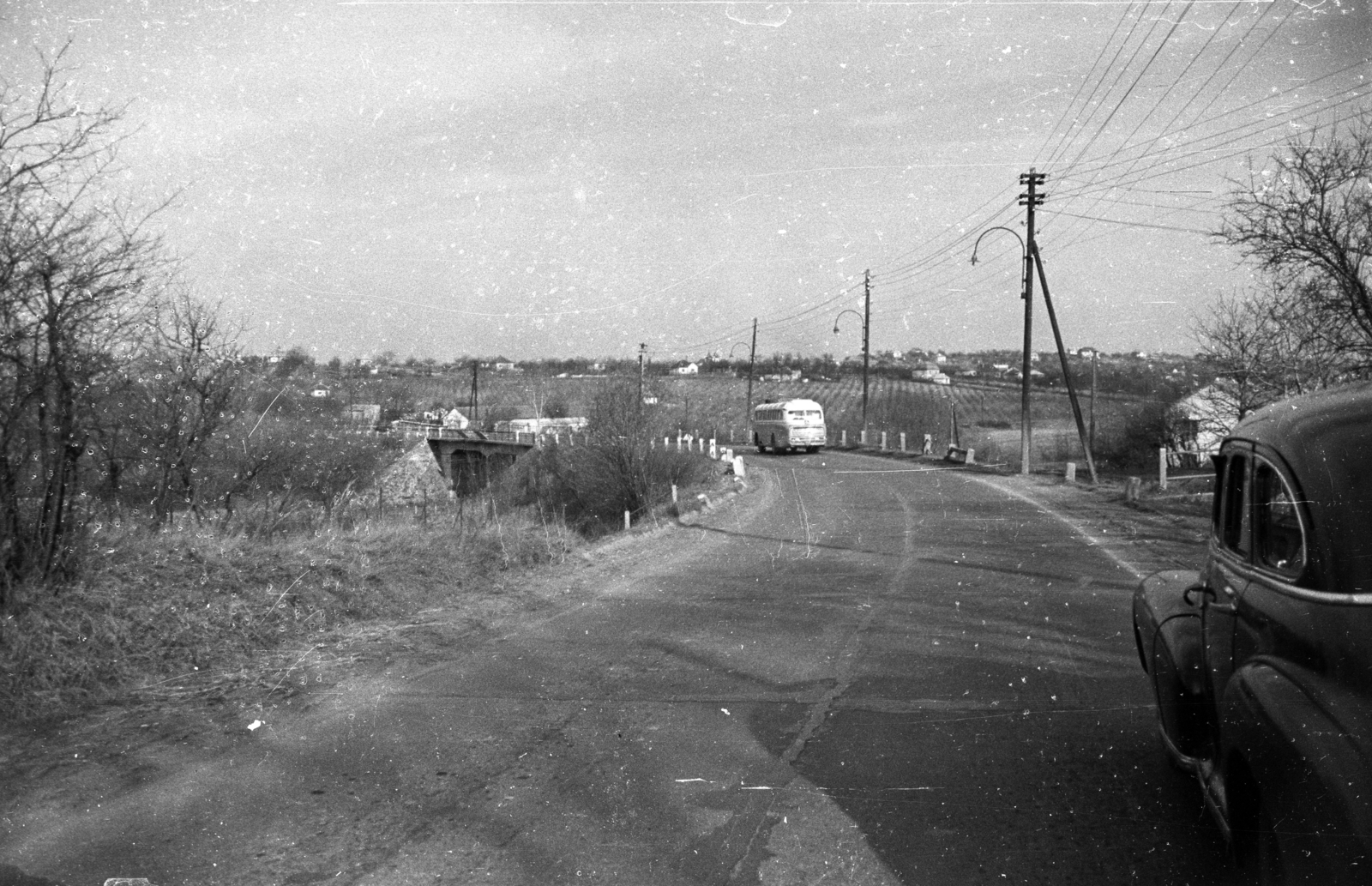 Hungary, Budapest XI., a Balatoni út bevezető szakasza a Kőérberki dülőnél. Szemben a Hosszúréti-patak és a HÉV (később 41-es villamos) feletti híd és a Péter-hegy., 1960, UVATERV, Budapest, Fortepan #80128