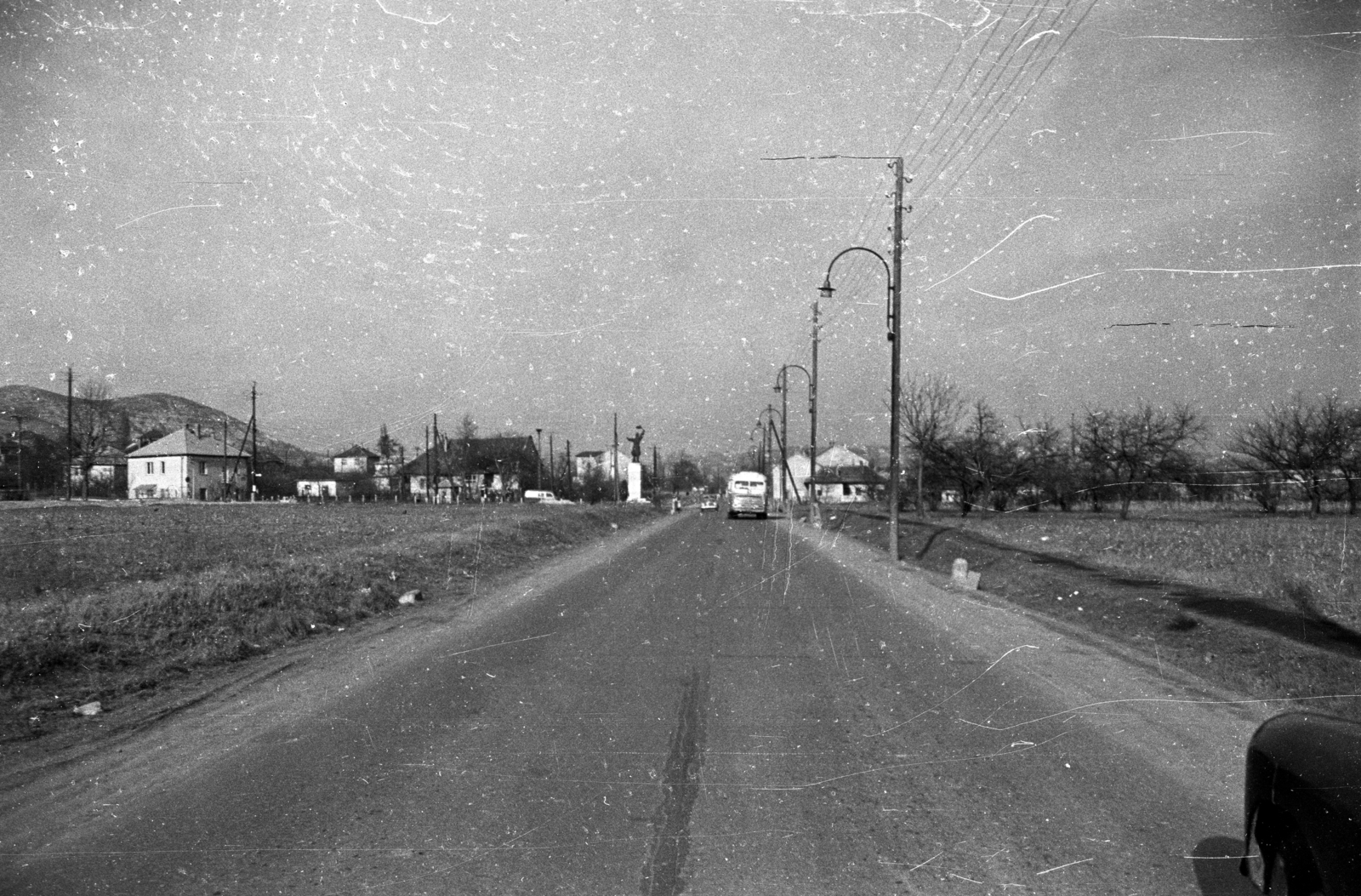 Hungary, Budapest XI., a Balatoni út bevezető szakasza. Az Osztapenko szobor mögött a Budaörsi út házai., 1960, UVATERV, bus, pylon, public lighting, Ostapenko Ilya portrayal, Budapest, Fortepan #80129