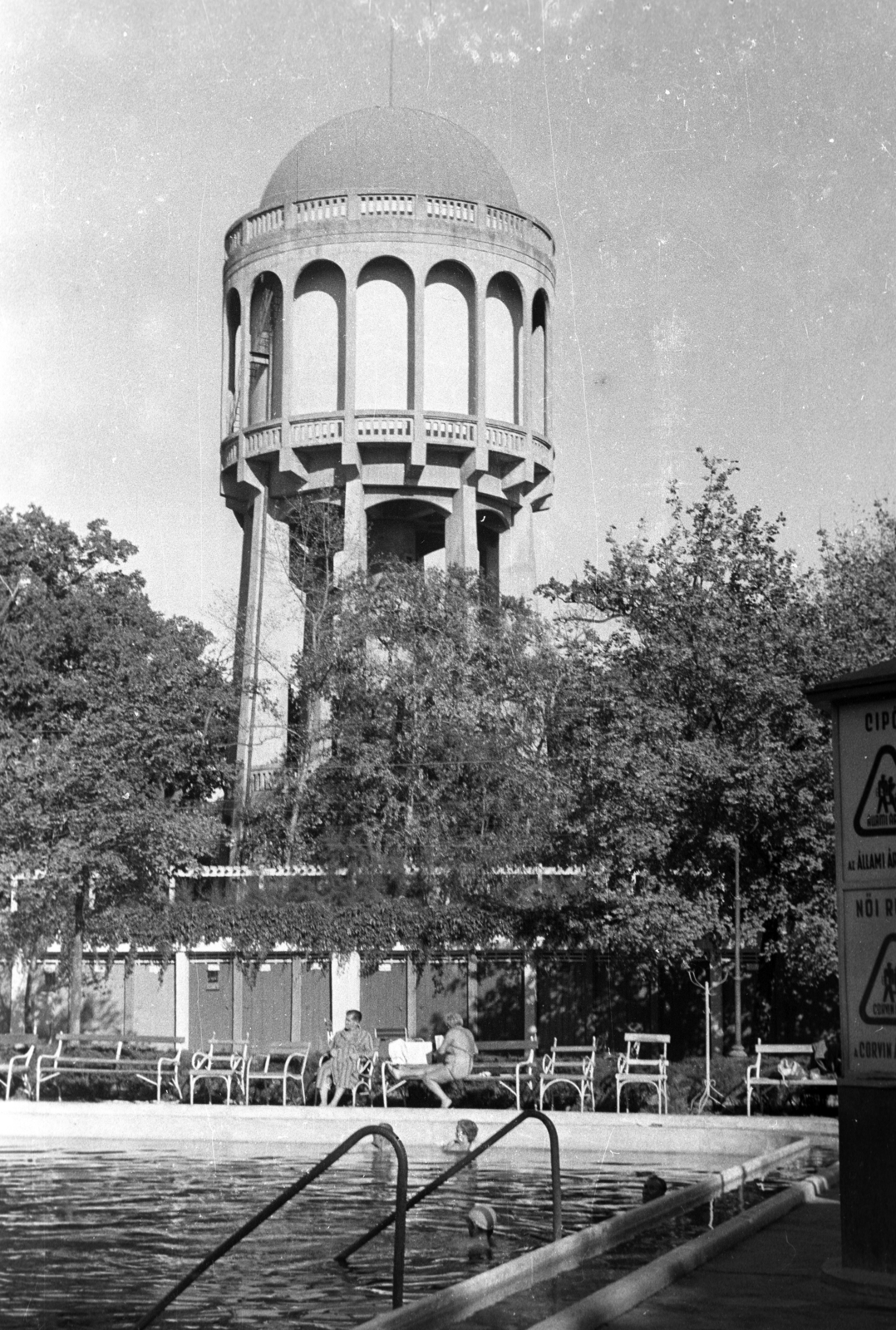 Hungary, Debrecen, Nagyerdői Gyógyfürdő, háttérben a Nagyerdei víztorony., 1951, UVATERV, beach, water tower, lookout, dome, József Borsos-design, Fortepan #80148