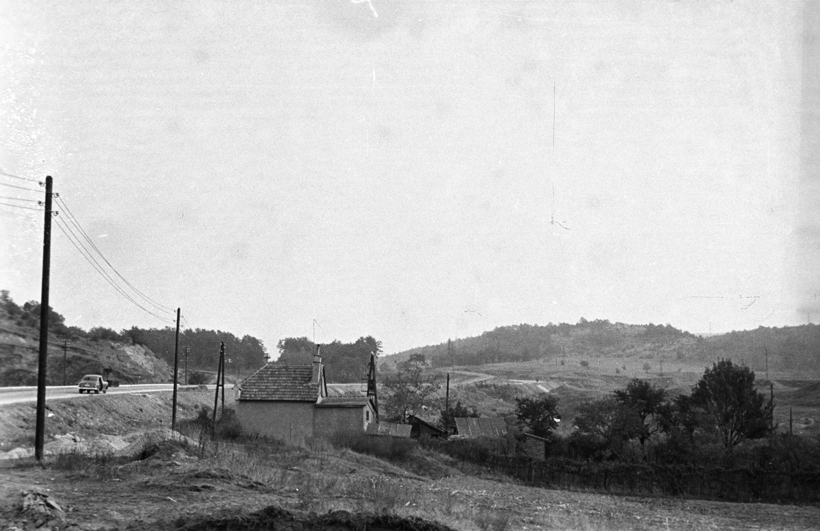 Hungary, Tata-Tóváros, 1-es főút a város határában a Szent István (Budai) úti buszforduló irányából nézve., 1961, UVATERV, pylon, M21 Wolga, road, Fortepan #80158