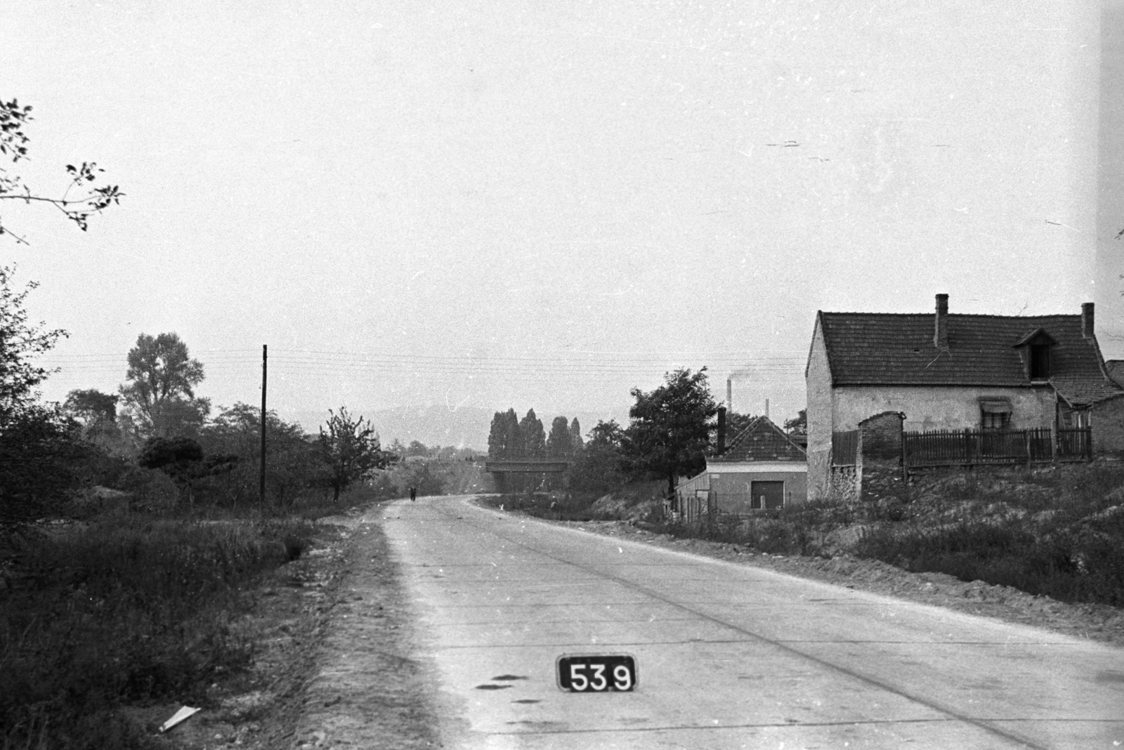 Hungary, Tata-Tóváros, 1-es főút a felsőgallai közúti felüljáróval, a távolban a Cement- és Mészmű kéményei., 1961, UVATERV, Fortepan #80160