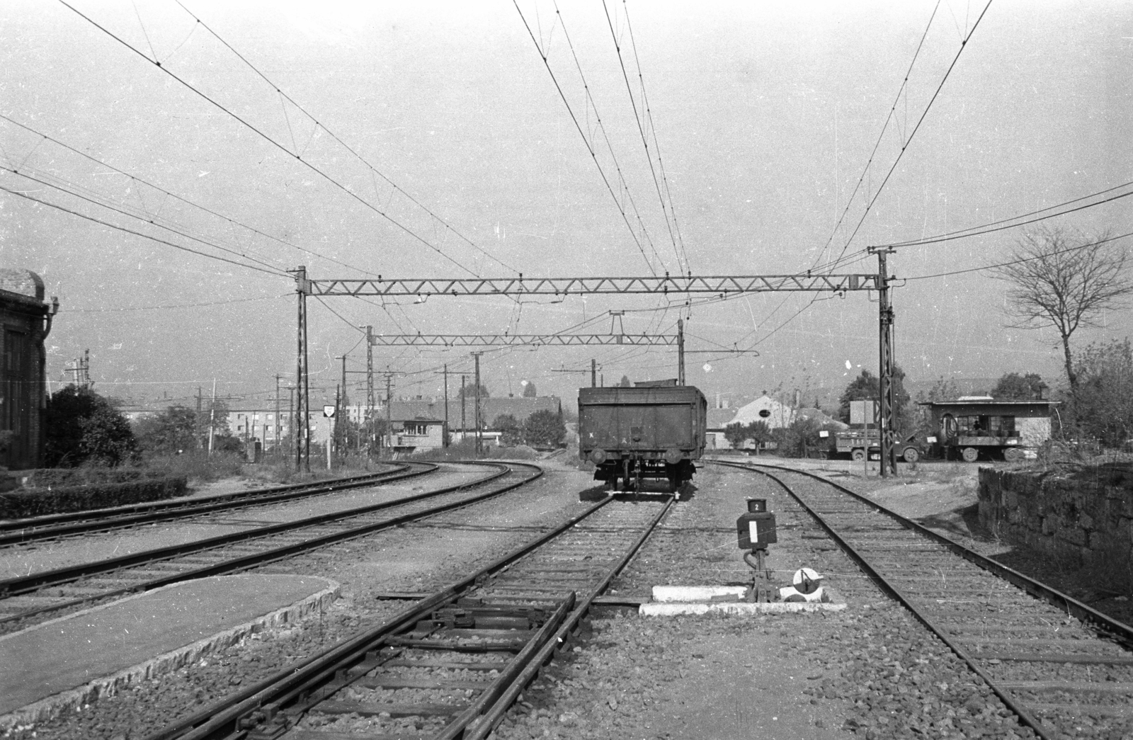 Hungary, Gödöllő, Palotakert HÉV állomás a Szabadság út (3-as főút) irányába nézve., 1961, UVATERV, railway, picture, coach, rails, railroad switch, catenary wire, Fortepan #80168