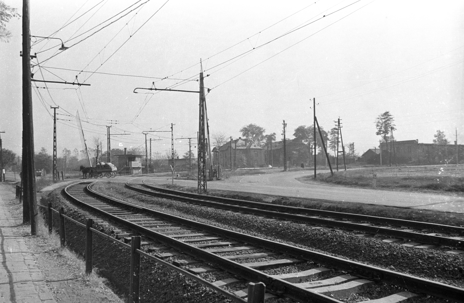 Hungary, Gödöllő, Szabadság út (3-as főút), jobbra az Állomás út., 1961, UVATERV, railway, Horse-drawn carriage, barrier, rails, catenary wire, Fortepan #80169