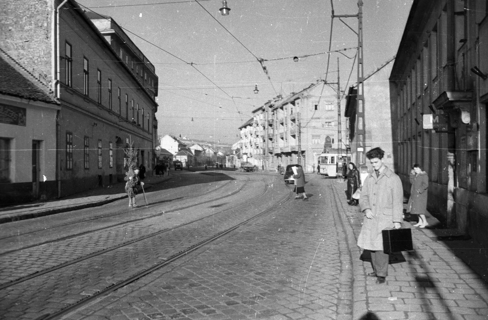 Hungary, Óbuda, Budapest III., Bécsi út a Nagyszombat utcai villamosmegállónál., 1958, UVATERV, traffic, street view, tram, Ganz-brand, Stuka tramway, Budapest, pine, Fortepan #80178