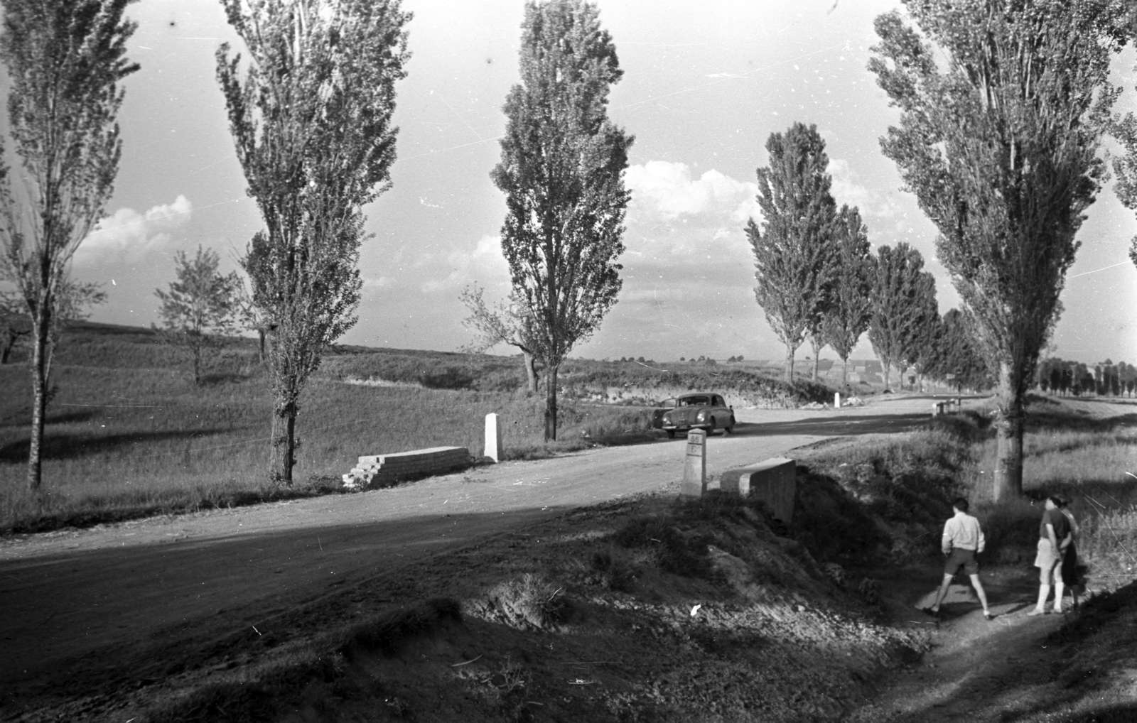 Hungary, Kapoly, Kapoly puszta, a 6505-ös (ekkor 66-os) út és a 6511-es út kereszteződése., 1950, UVATERV, Czechoslovak brand, Tatra-brand, automobile, spreading, hands behind the back, Fortepan #80186