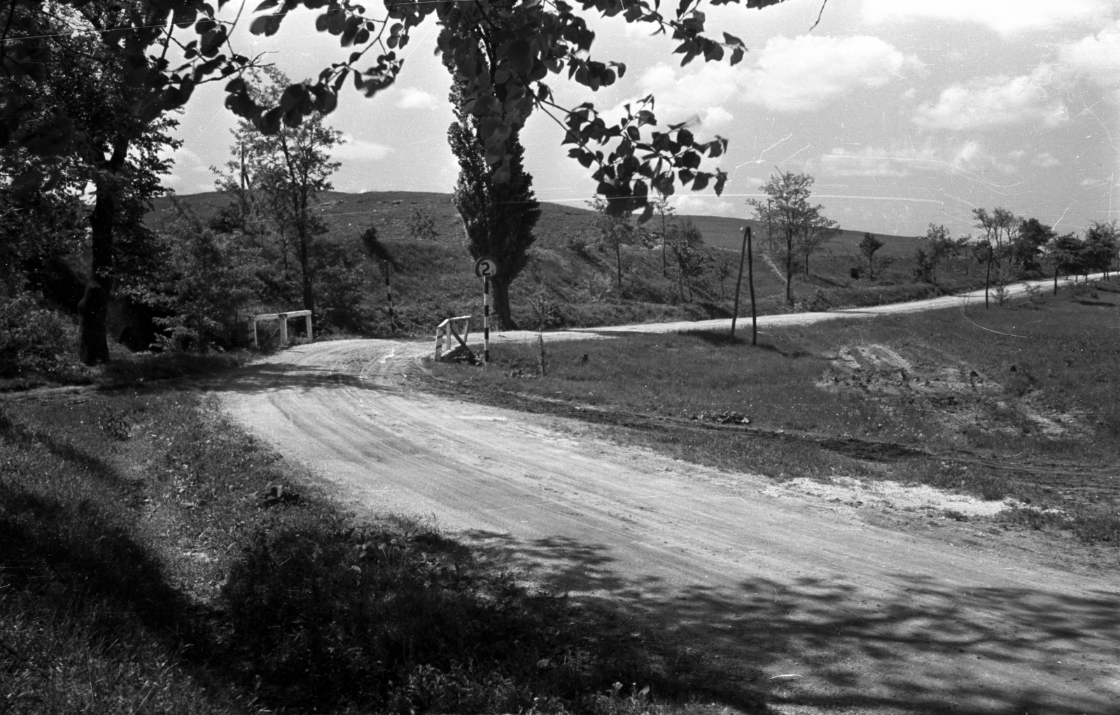 Magyarország, Csákberény, az országút Söréd irányába, szemben a kisvasút töltése., 1950, UVATERV, fahíd, korlát, út, Fortepan #80187