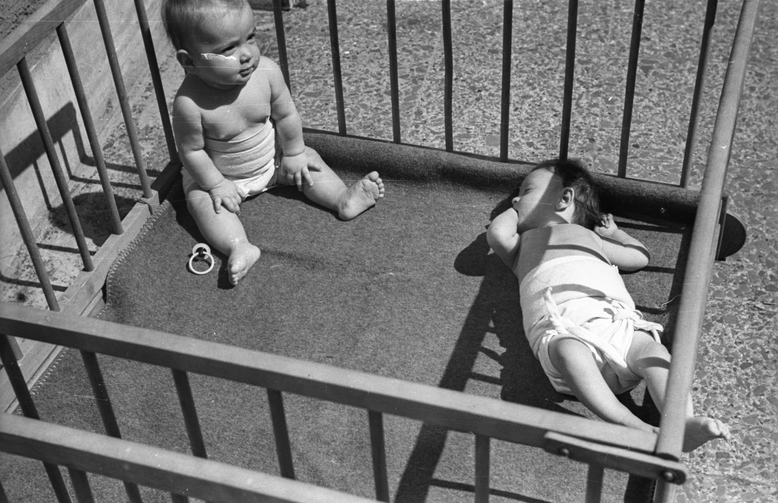 Hungary, Budapest VII., Dob utca 75-81., a KPM (Közlekedés- és Postaügyi Minisztérium) VII. emeleti bölcsődéje., 1952, UVATERV, doll, playpen, sleeping, Budapest, pacifier, Fortepan #80226