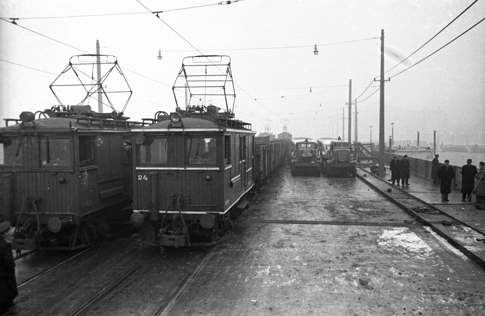 Hungary, Budapest, az újjáépített Petőfi híd terhelési próbája., 1952, UVATERV, winter, commercial vehicle, bridge building, commuter train, Federal-brand, Fortepan #80232