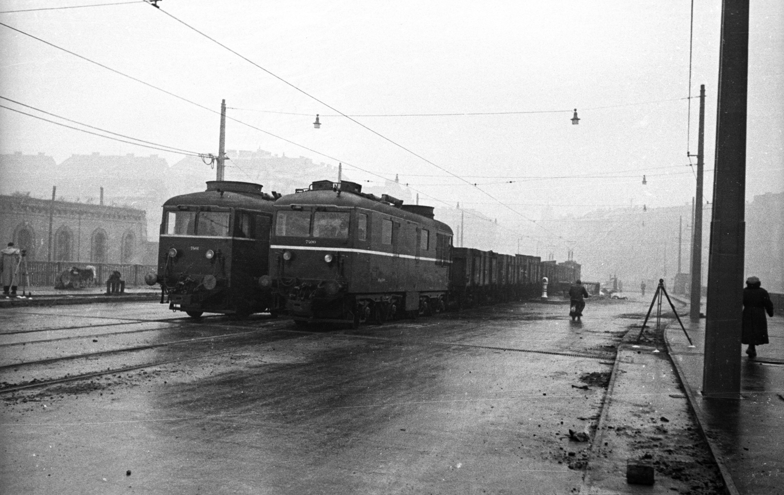 Magyarország, Budapest IX., az újjáépített Petőfi híd terhelési próbája a pesti hídfőnél., 1952, UVATERV, vasút, hídépítés, csibilámpa, HÉV, Budapest, Fortepan #80235