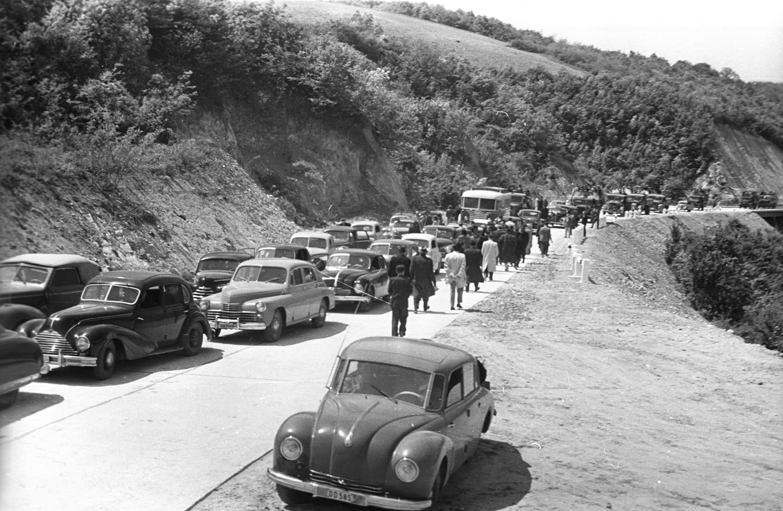 Hungary, Mecseknádasd, a felvétel a 6-os főút község melletti szakaszának átadásakor készült., 1952, UVATERV, bus, Czechoslovak brand, Tatra-brand, German brand, Soviet brand, GAZ-brand, Hungarian brand, Ikarus-brand, EMW-brand, automobile, M20 Pobeda, number plate, Tatra T87, Fortepan #80242