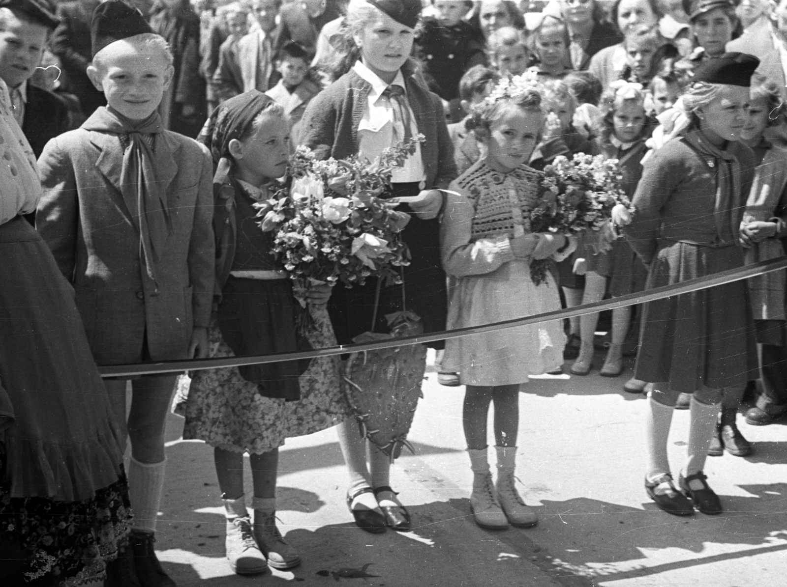 Hungary, Mecseknádasd, a felvétel a 6-os főút község melletti szakaszának átadásakor készült., 1952, UVATERV, festive, kids, sash, pioneer, Fortepan #80243