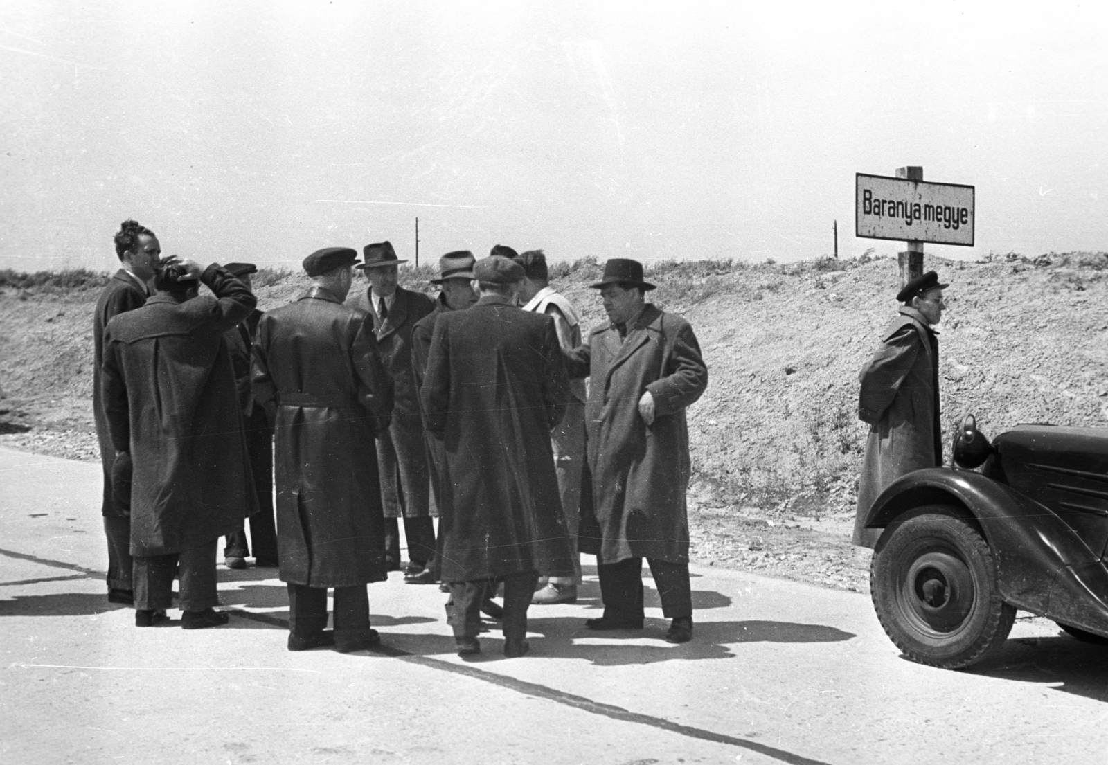 Hungary, Mecseknádasd, a felvétel a 6-os főút község melletti szakaszának átadásakor készült., 1952, UVATERV, place-name signs, Fortepan #80244