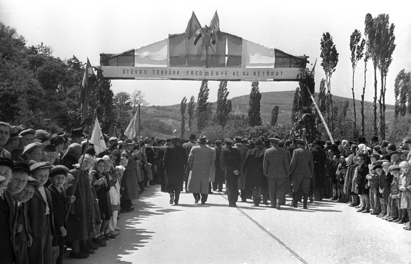Hungary, Mecseknádasd, a felvétel a 6-os főút község melletti szakaszának átadásakor készült., 1952, UVATERV, festive, flag, men, kids, back, slogan, triumphal arc, Fortepan #80246