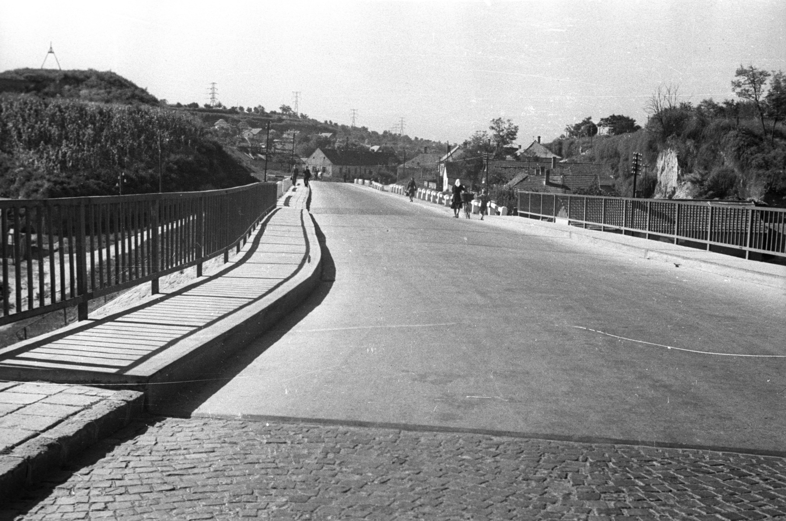 Hungary, Dunaújváros, (Sztálinváros) vasúti felüljáró a Magyar útnál., 1952, UVATERV, railing, overpass, Fortepan #80257