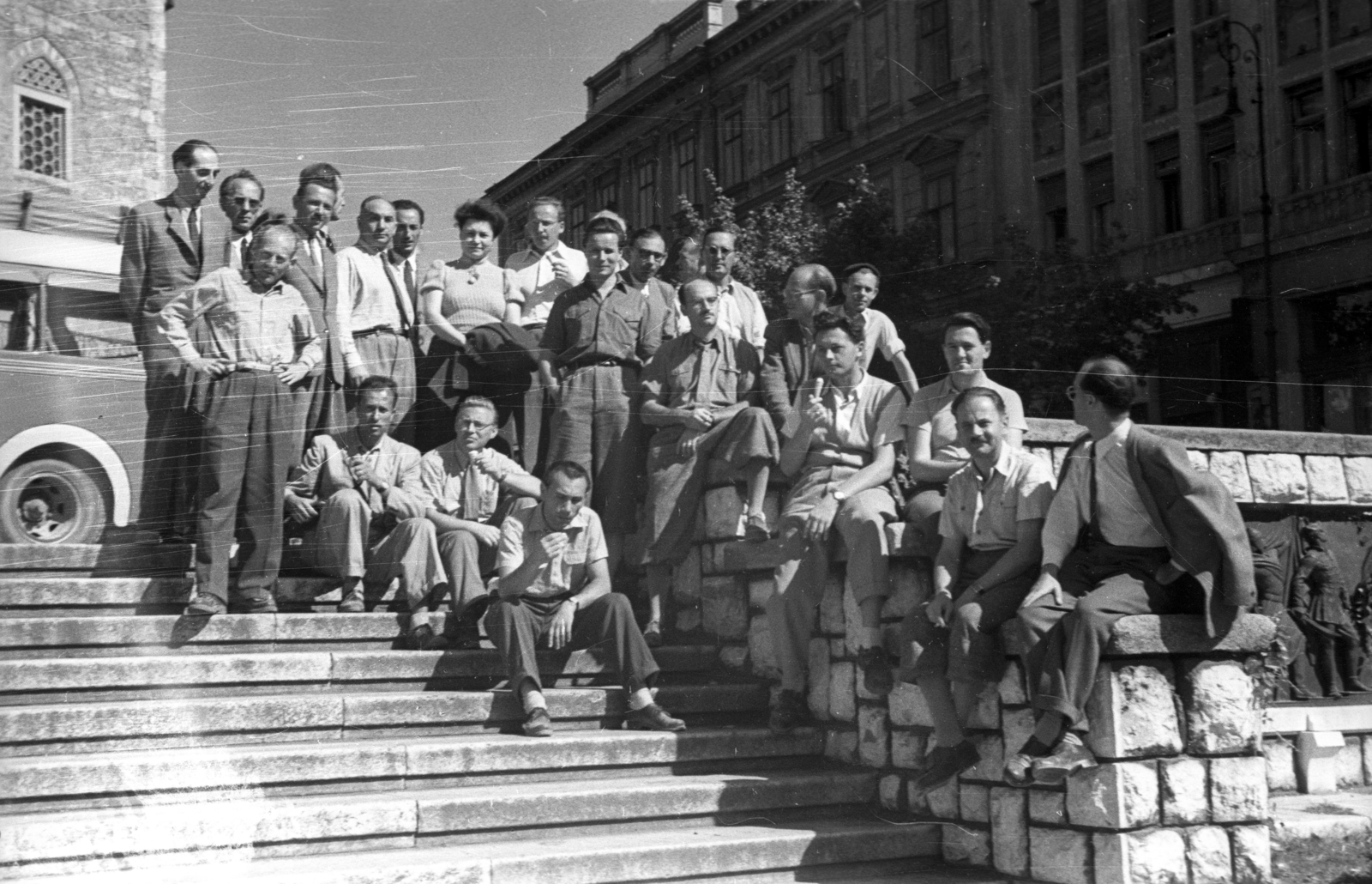 Hungary, Pécs, Széchenyi tér., 1952, UVATERV, tableau, gentleman, lady, freestone, sitting on stairs, odd one out, relief, Fortepan #80259