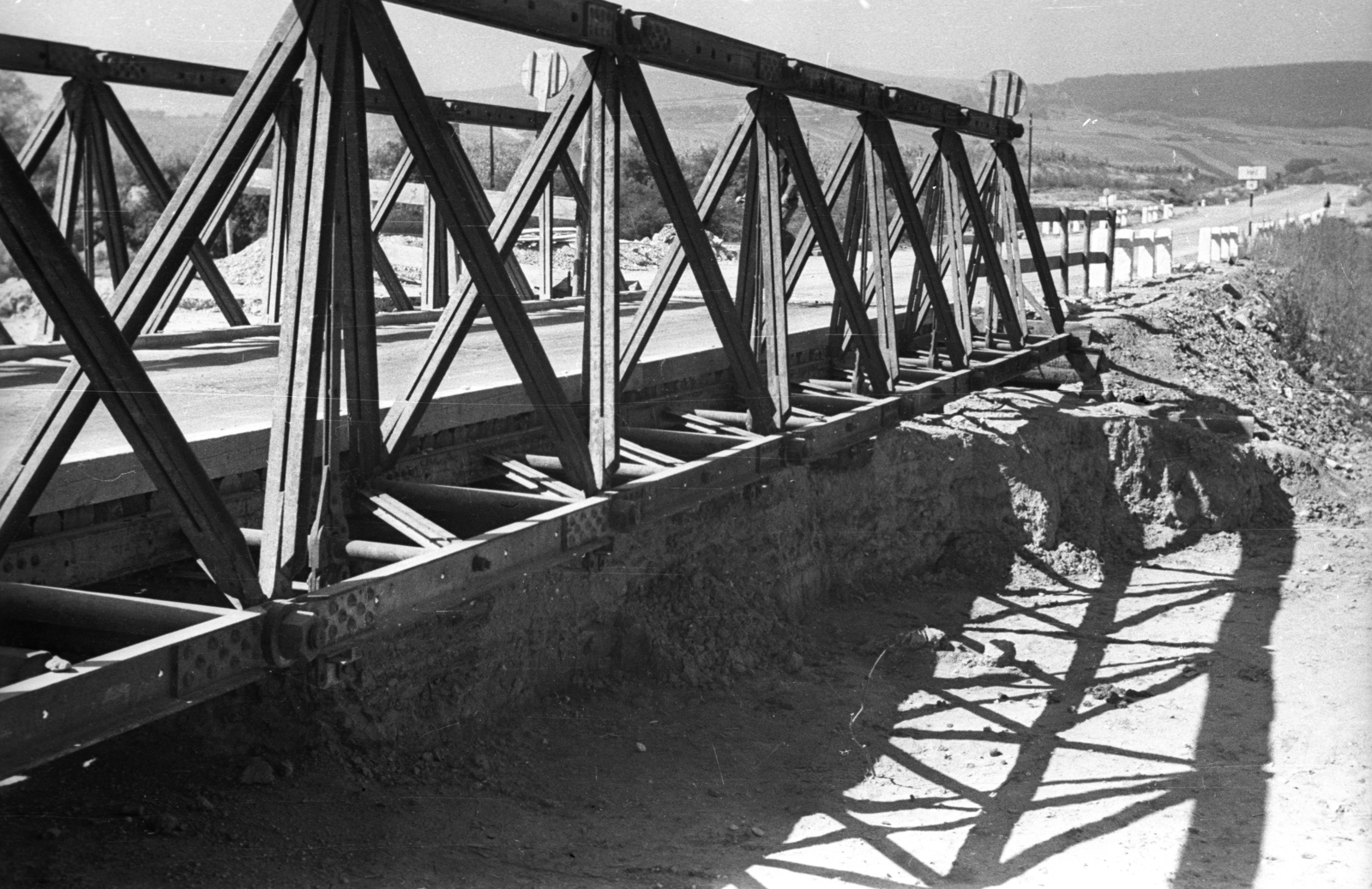 Magyarország, Pécs, Hird (ekkor önálló, ma a város része), a 6-os főút a város határánál, Pécsvárad irányából érkezve., 1952, UVATERV, korlát, országút, Fortepan #80260