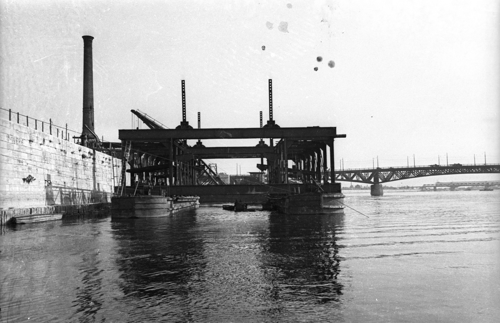 Hungary, Budapest IX., az Elevátor-ház kéménye a Dunáról nézve, a Petőfi híd előtt az újjáépítésénél használt dereglye., 1953, UVATERV, chimney, Budapest, Fortepan #80266