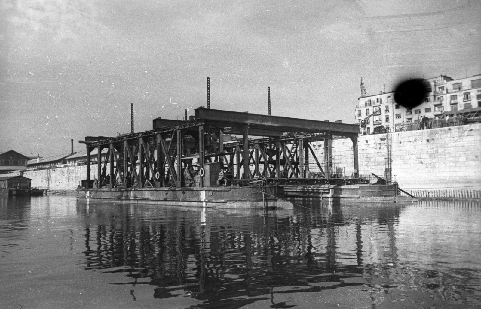 Hungary, Budapest IX., a Közraktárak és a Közraktár utca házai a Dunáról nézve. Előtérben a Petőfi híd újjáépítésénél használt dereglye., 1953, UVATERV, Budapest, pinnace, Fortepan #80268