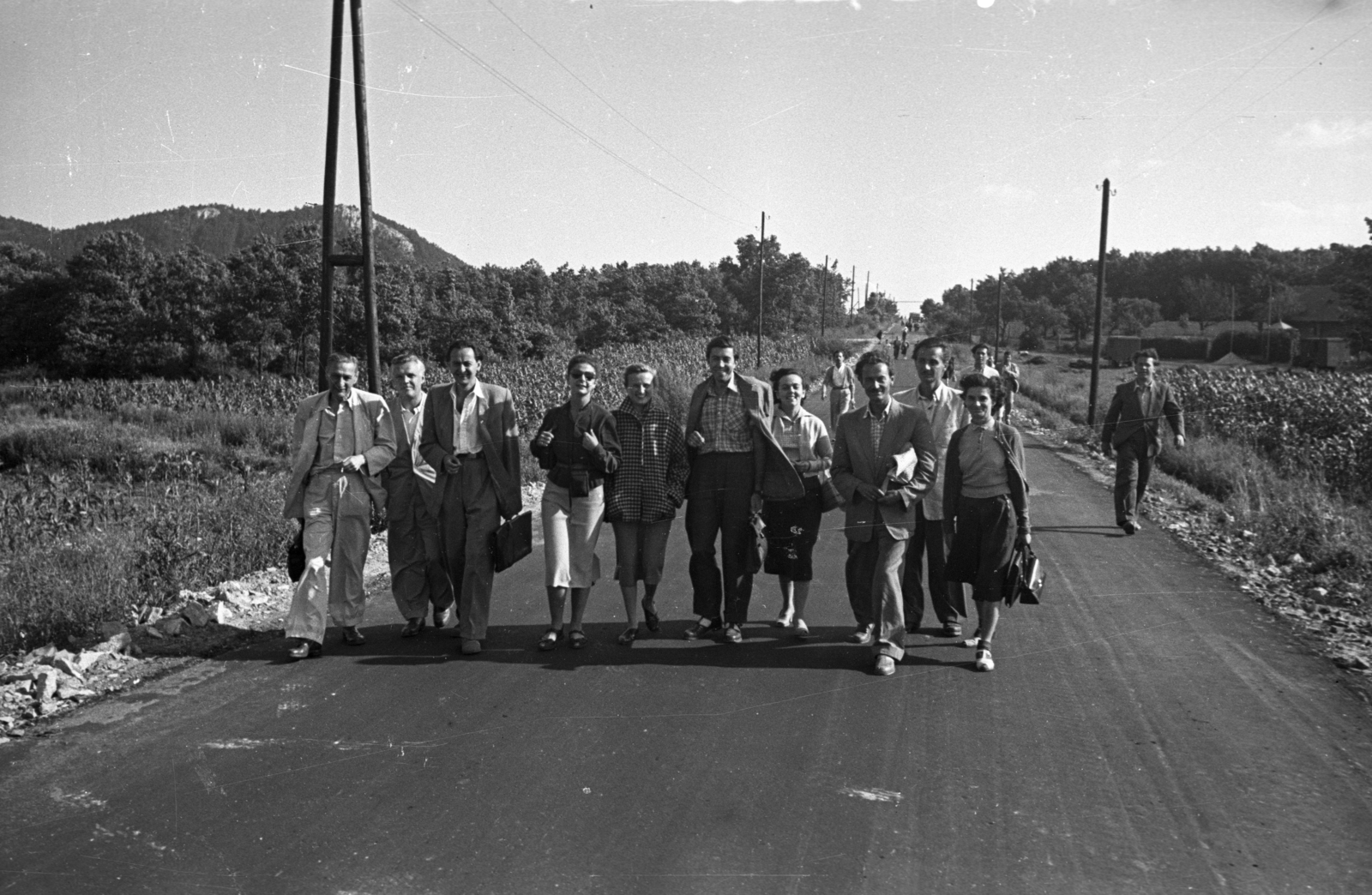 Hungary, Budaörs, Gyár utca, balra a háttérben a Huszonnégyökrös-hegy., 1953, UVATERV, women, men, Fortepan #80283
