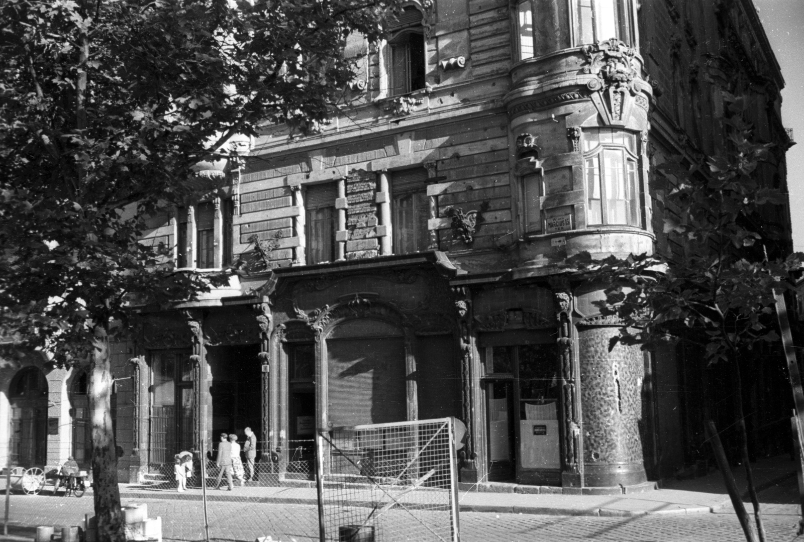 Hungary, Budapest V., Március 15. tér, jobbra a Molnár utca torkolata., 1963, UVATERV, sunshine, motorcycle, street view, genre painting, fence, Budapest, Fortepan #80313