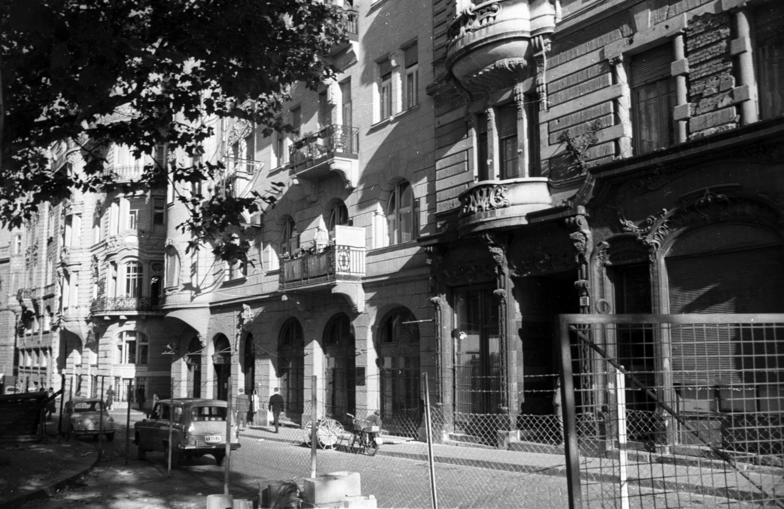 Hungary, Budapest V., Március 15. tér a Duna felől a Váci utca felé nézve, a Kéményseprő utca sarkán a Mátyás Pince étterem., 1963, UVATERV, sunshine, motorcycle, street view, fence, automobile, number plate, trash can, Budapest, Fortepan #80314
