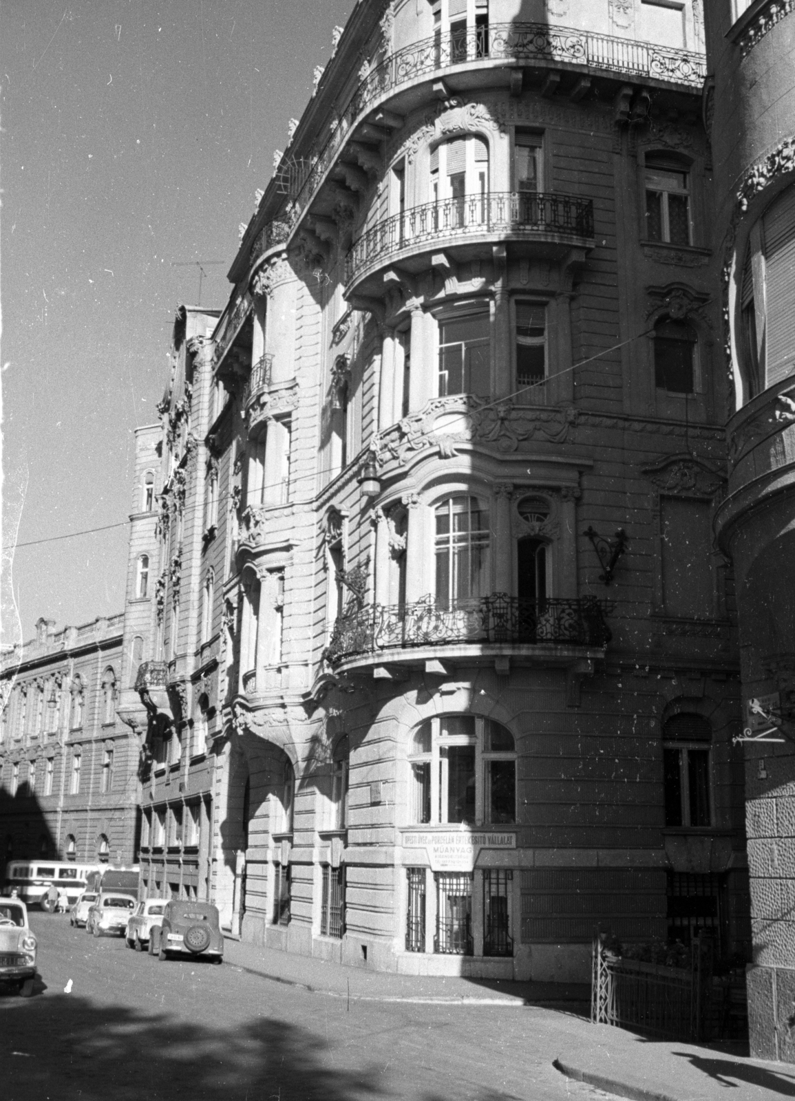 Hungary, Budapest V., Március 15. tér a Kéményseprő utcától a Váci utca felé nézve., 1963, UVATERV, sunshine, bus, street view, automobile, cornerhouse, Budapest, Fortepan #80315
