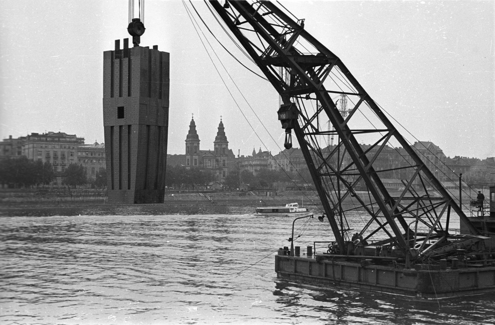 Magyarország, Budapest V., úszódaru szállítja az Erzsébet híd kapuzatának elemét az építkezés helyszínére., 1962, UVATERV, hídépítés, úszódaru, Budapest, Fortepan #80320