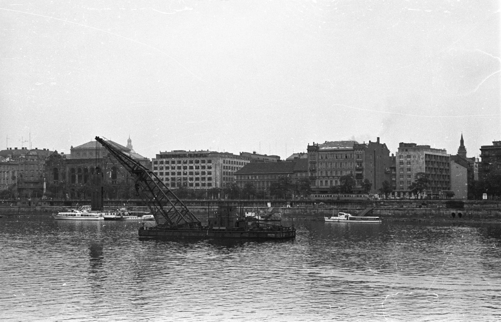 Hungary, Budapest V., úszódaru szállítja az Erzsébet híd kapuzatának elemét az építkezés helyszínére., 1962, UVATERV, water bus, dredge, Budapest, Fortepan #80321