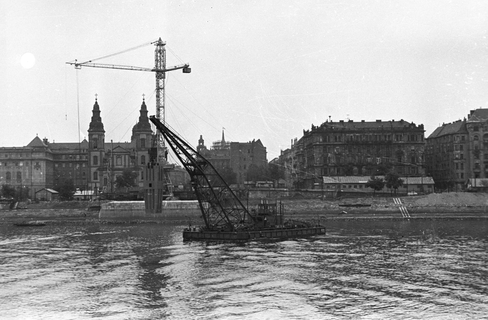 Hungary, Budapest V., úszódaru szállítja az Erzsébet híd kapuzatának elemét az építkezés helyszínére., 1962, UVATERV, bridge building, dredge, ship crane, Budapest, Fortepan #80322