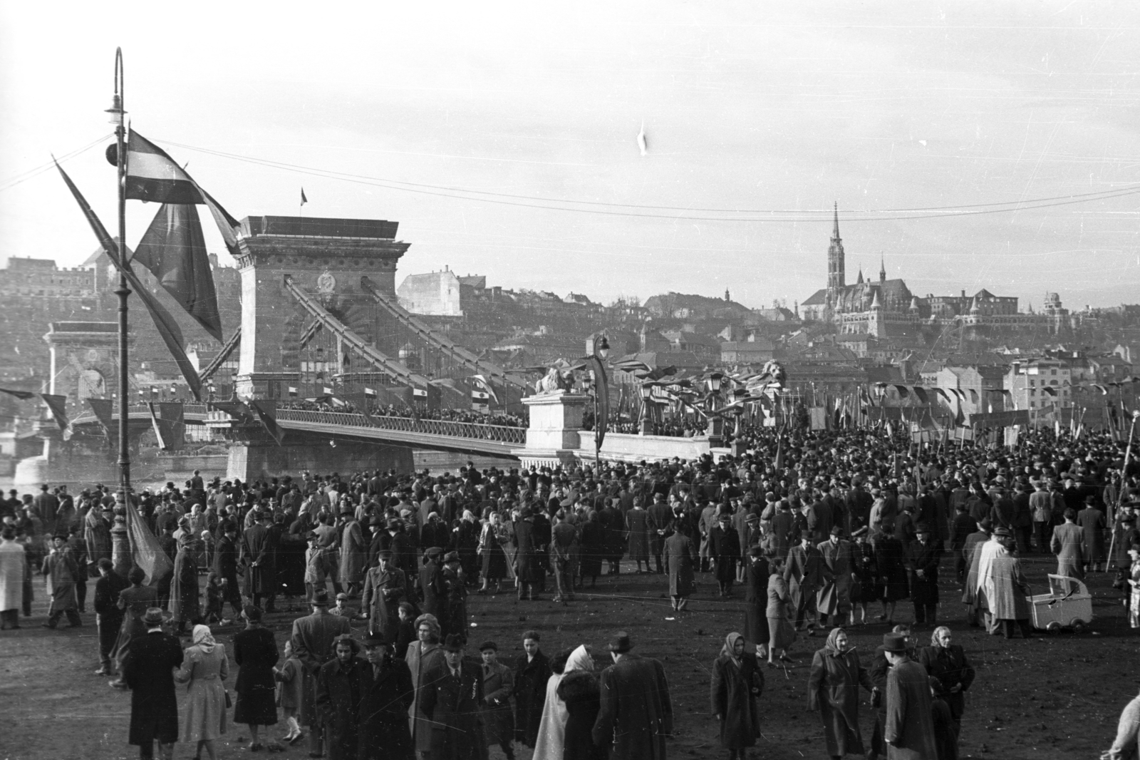 Magyarország, Budapest V., Széchenyi István (Roosevelt) tér az újjáépített Széchenyi Lánchíd átadásakor., 1949, UVATERV, tömeg, babakocsi, Budapest, függőhíd, William Tierney Clark-terv, Fortepan #80327