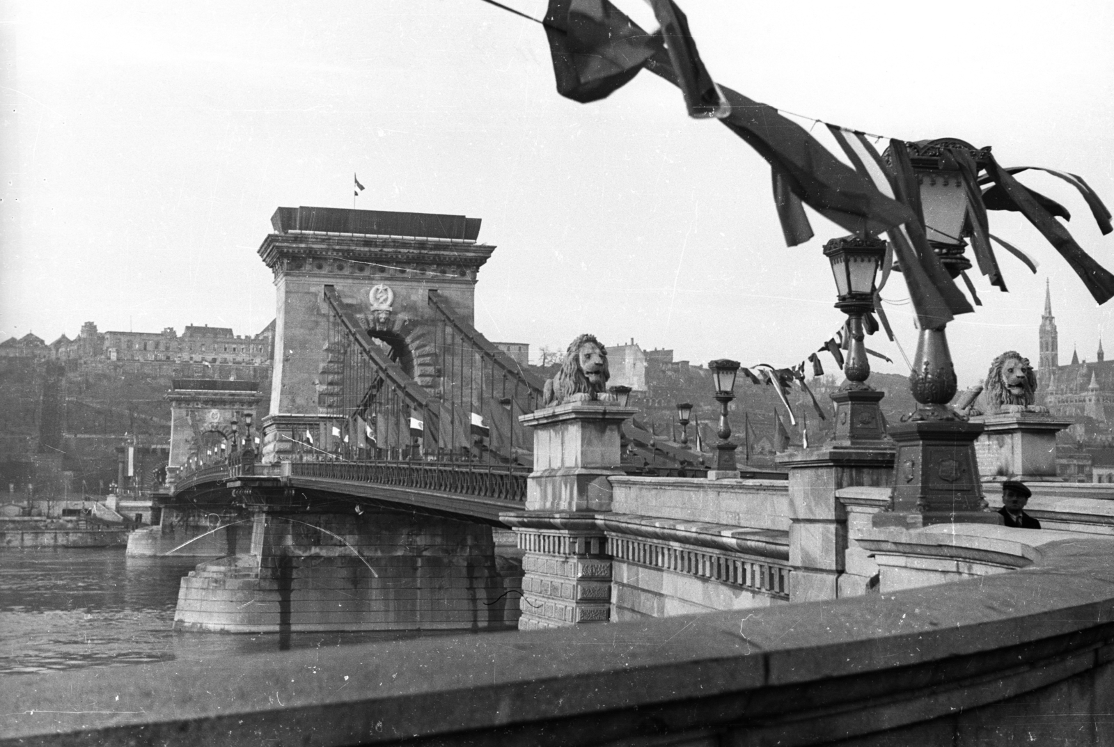 Hungary, Budapest V., az újjáépített Széchenyi Lánchíd átadáskor a pesti hídfőtől nézve., 1949, UVATERV, Budapest, suspension bridge, William Tierney Clark-design, gas lamp, sculpture, lion, Fortepan #80333