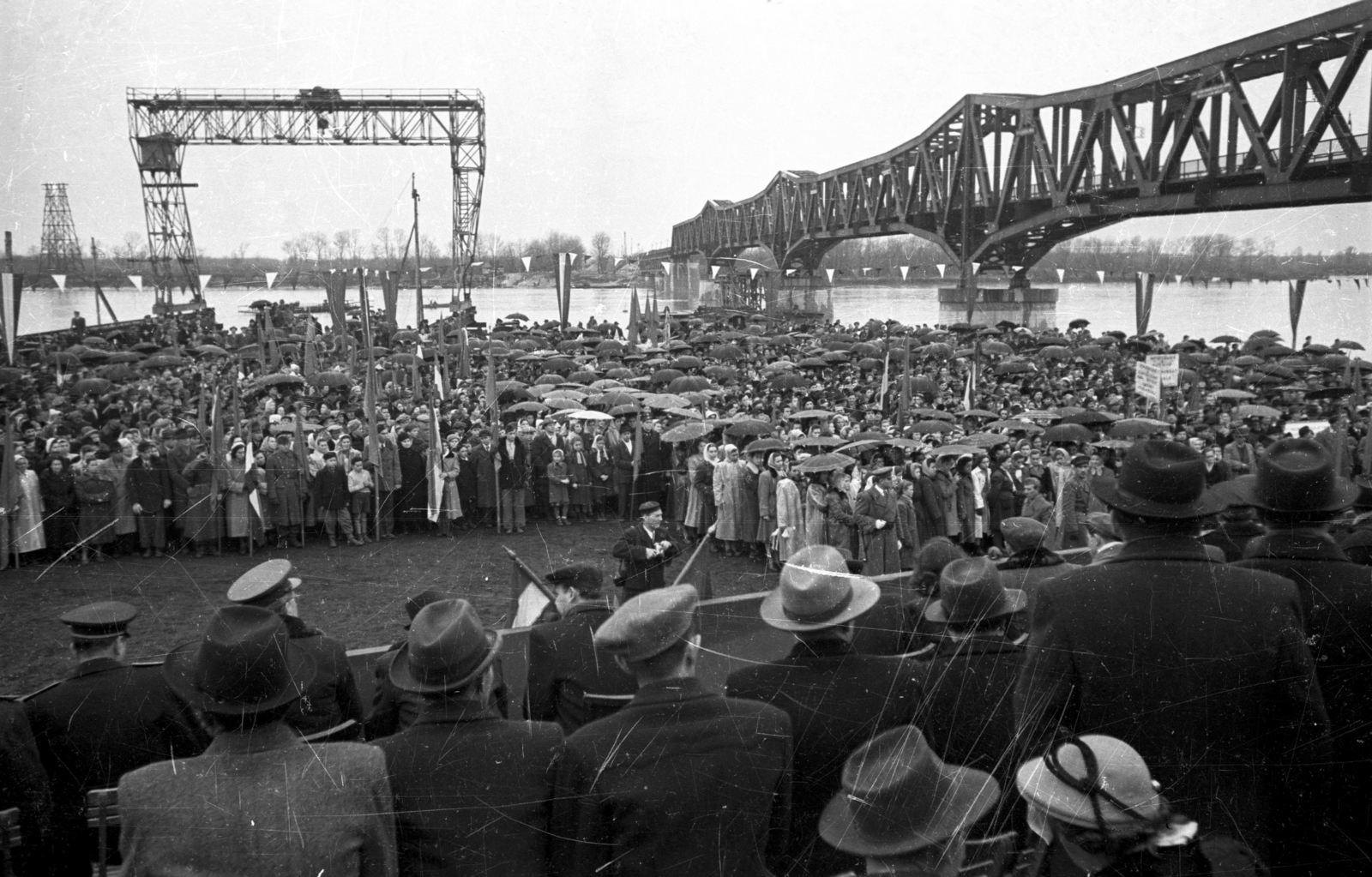 Magyarország, Baja, a Türr István híd újjáépítése utáni átadási ünnepség., 1950, UVATERV, híd, avatás, ünnepség, vasúti híd, Fortepan #80336